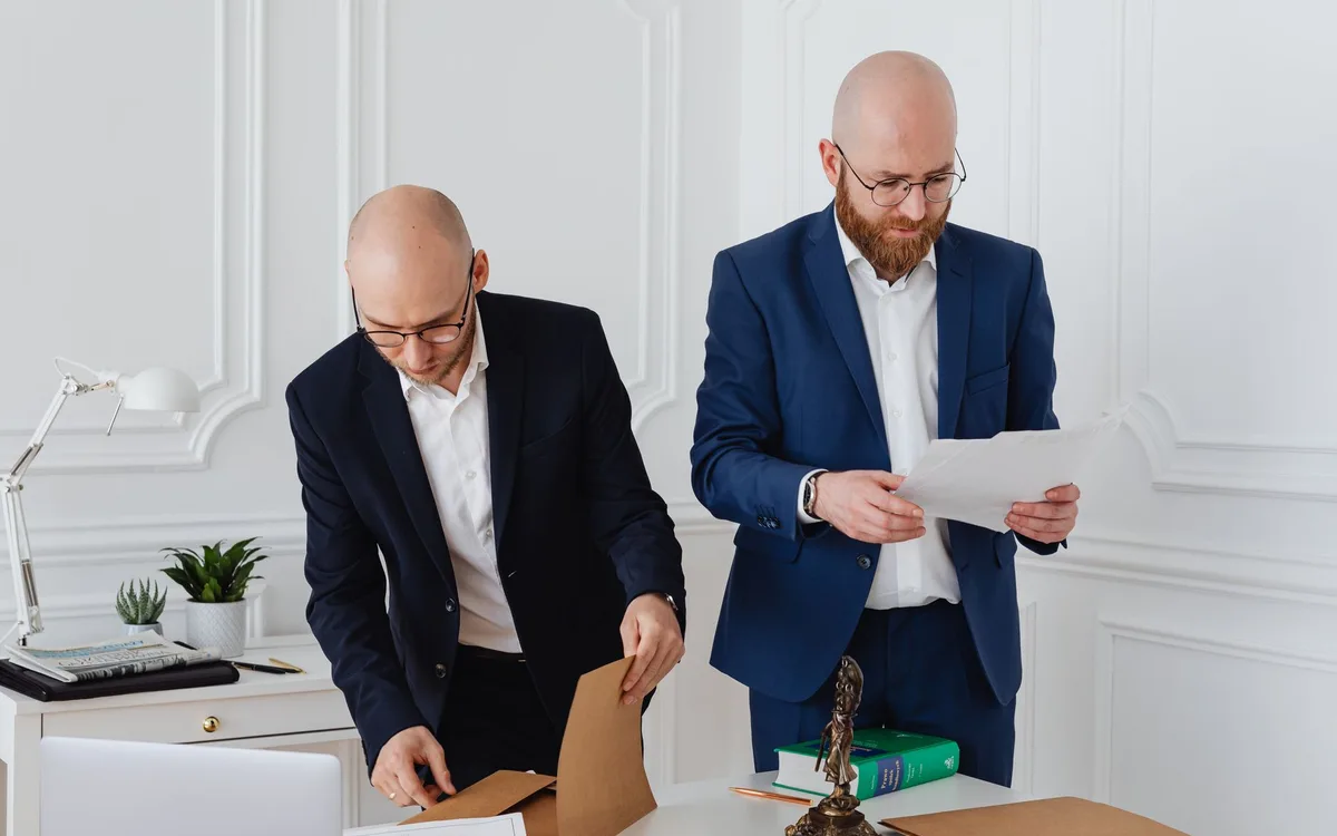 Jakie postanowienia i dokumenty ujawniają rzeczywisty mechanizm?