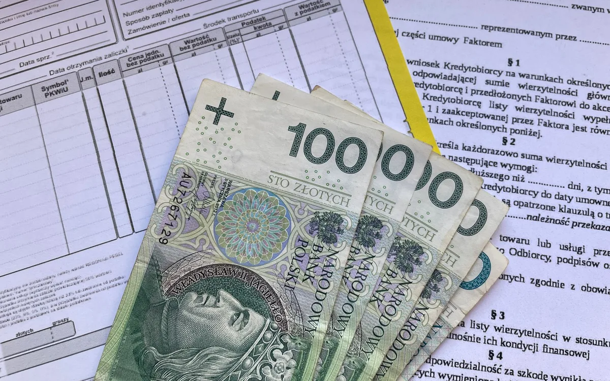 Jakie dokumenty pomagają zbadać sposób ustalania kursu CHF?